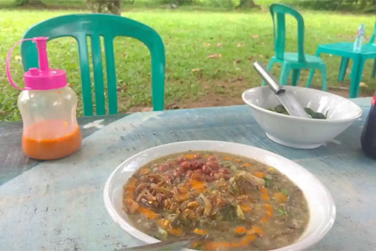 Menyantap Bubur Pedas Sambil Menikmati Alam Terbuka