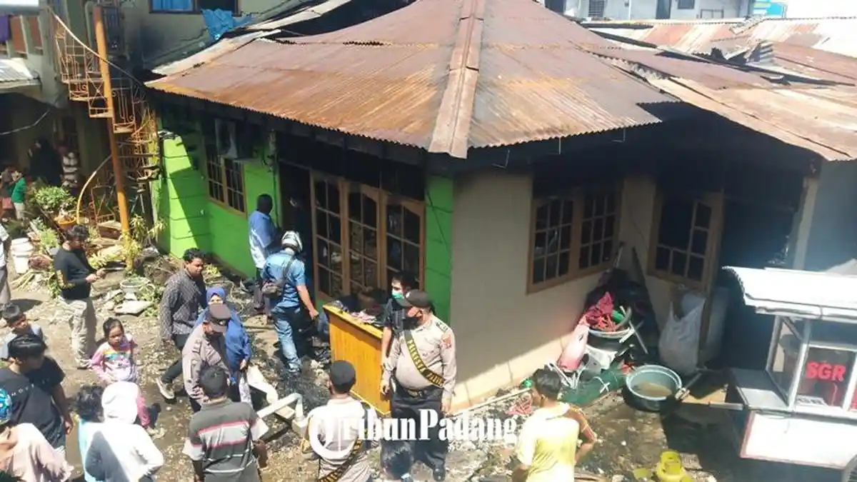 Kebakaran di Padang, Kontrakan Pedagang Sate Dilalap si Jago Merah saat Penghuni Pulang Kampung
