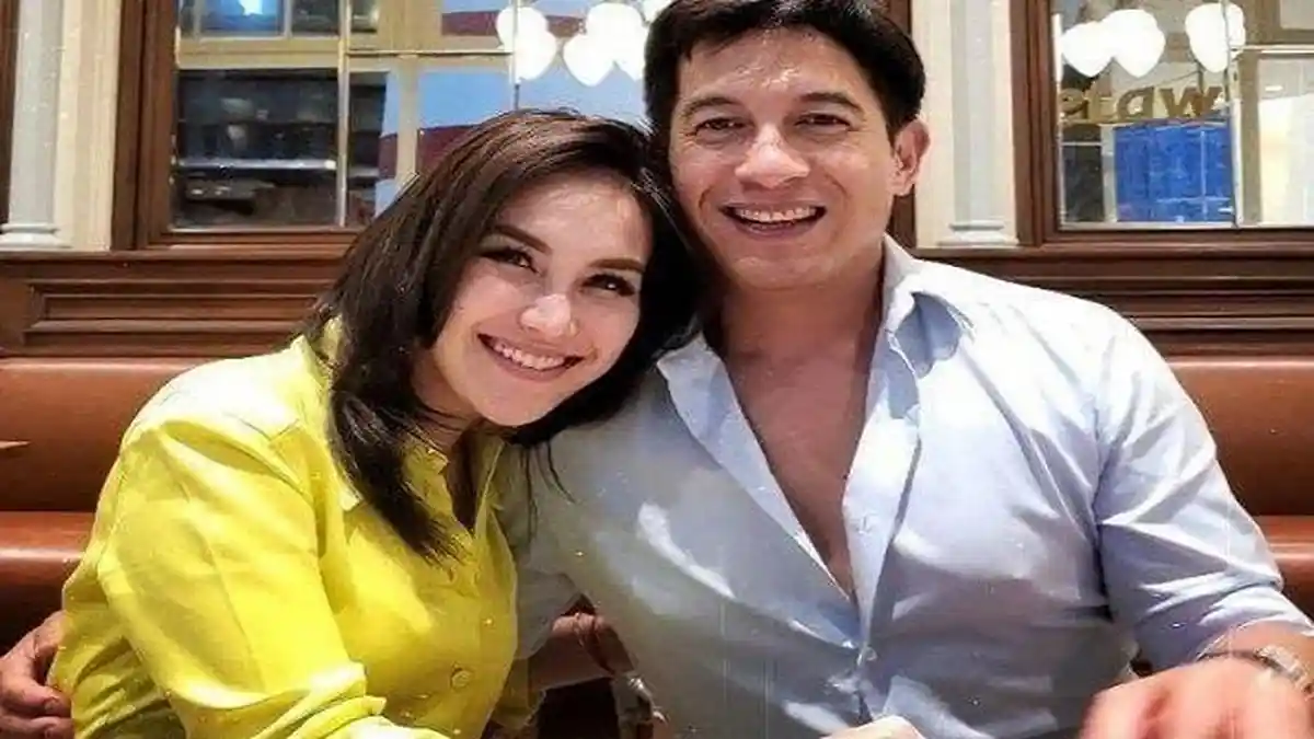 Sosok Pria yang Rangkul Mesra Pinggang Ayu Ting Ting
