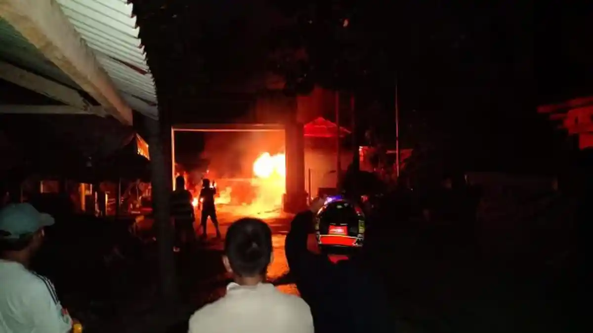 Percikan Api Terlihat di Kios Sembako