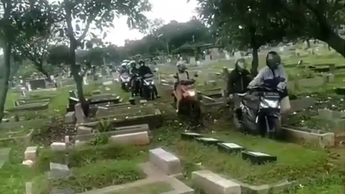 Jalan Prof Dr Satrio Macet Parah, Pengendara Sepeda Motor Sampai Nyasar Masuk TPU Menteng Pulo