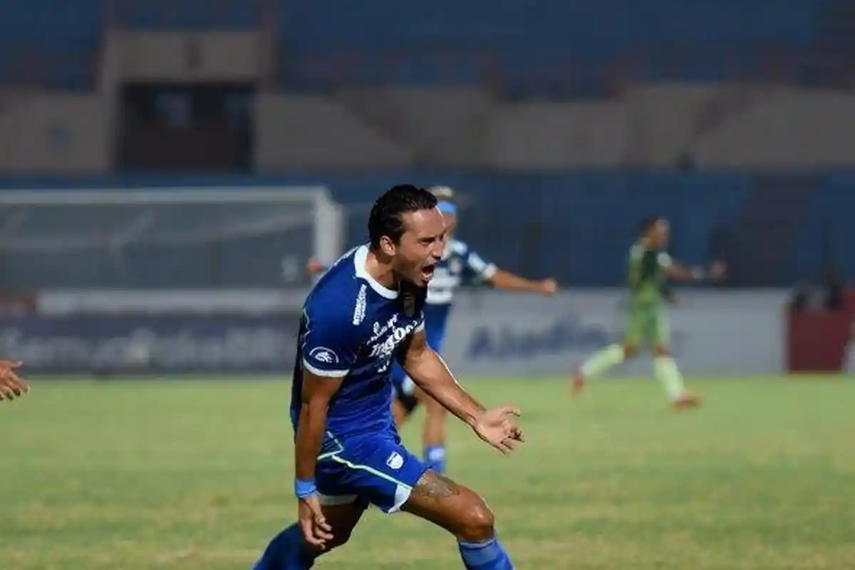 Persib Bandung Perpanjang Rekor Unbeaten usai Imbang atas Borneo FC 1-1, Ezra Walian Banjir Pujian