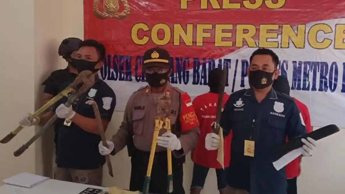 Bapak dan Anak Bekerja Sama Curi Sepeda Motor dan Bobol Minimarket di Cikarang