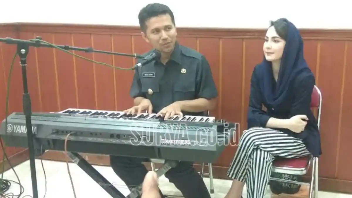 Bupati Trenggalek Emil Dardak Pamitan, Nyanyi Lagu Bunga Terakhir