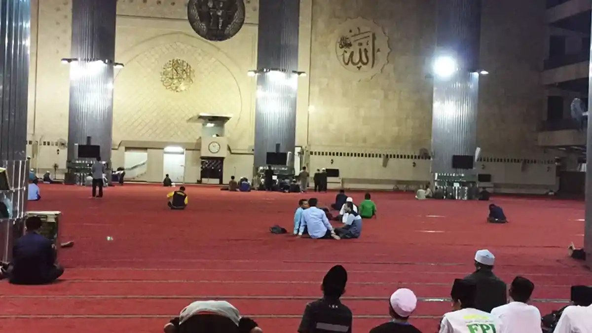Warga Antre Masuk ke Toilet Masjid Istiqlal