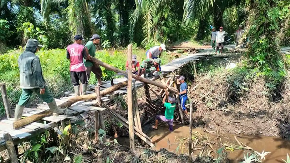 Warga Dusun Sekabau Sambas Gotong Royong Perbaiki Jembatan Rusak