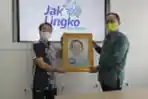 Dirut PT JakLingk Terima Foto Karikatur Dari GM Bisnis Warta Kota