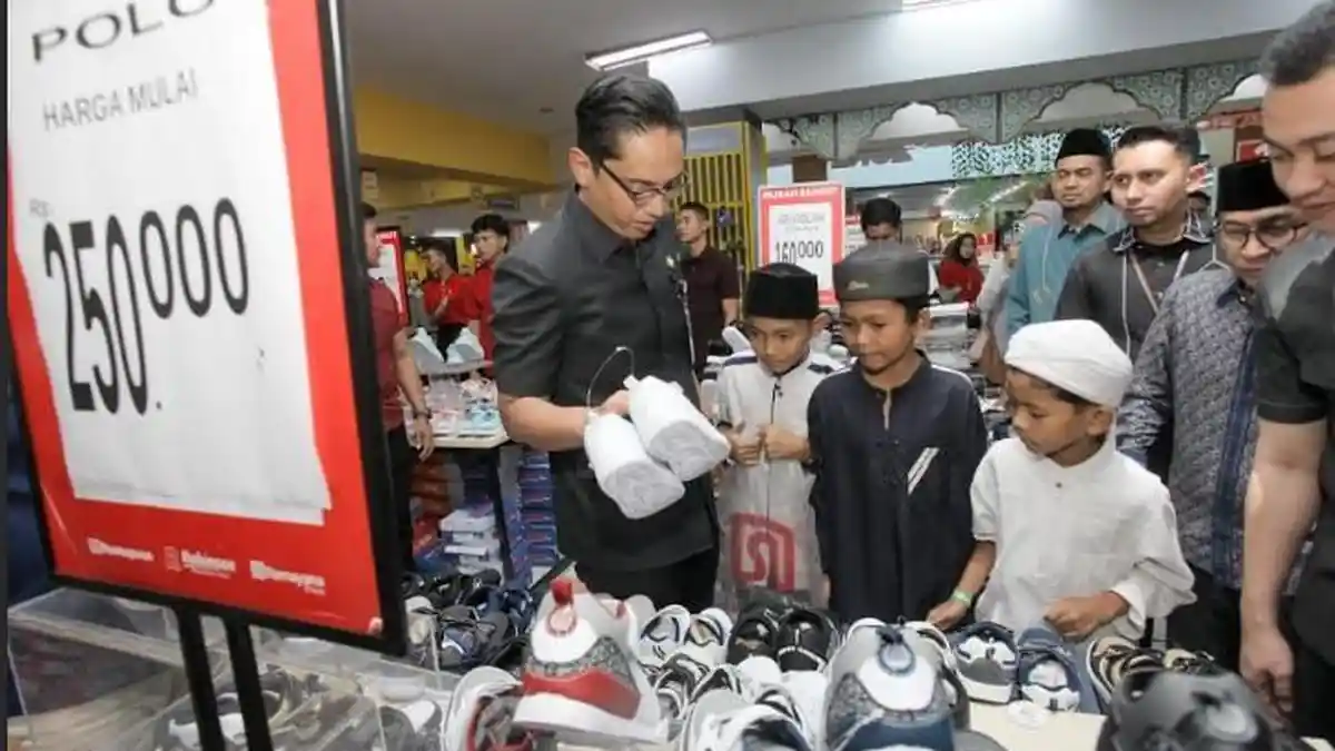 Wali Kota Medan Dampingi Anak Yatim di Ramayana, Traktir 200 Orang Beli Pakaian Lebaran