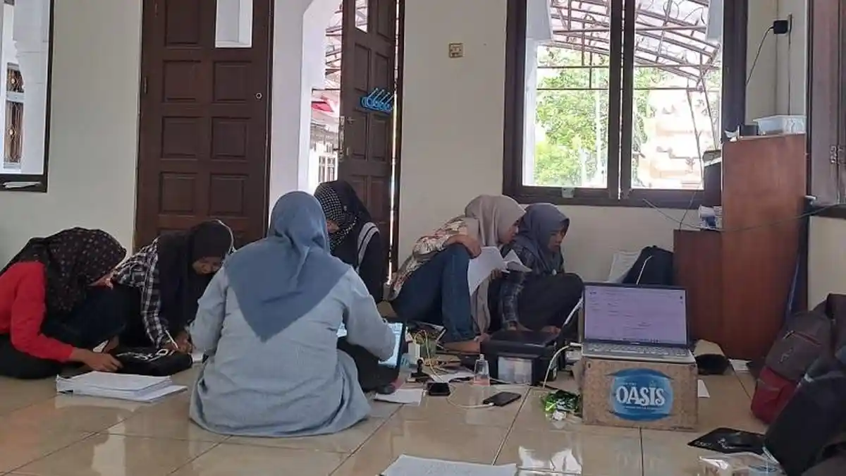 DPRD Jepara Rusak dan Dijarah Massa, Pegawai Terpaksa Bekerja Lesehan di Musala. Tetap Masuk 8 Jam