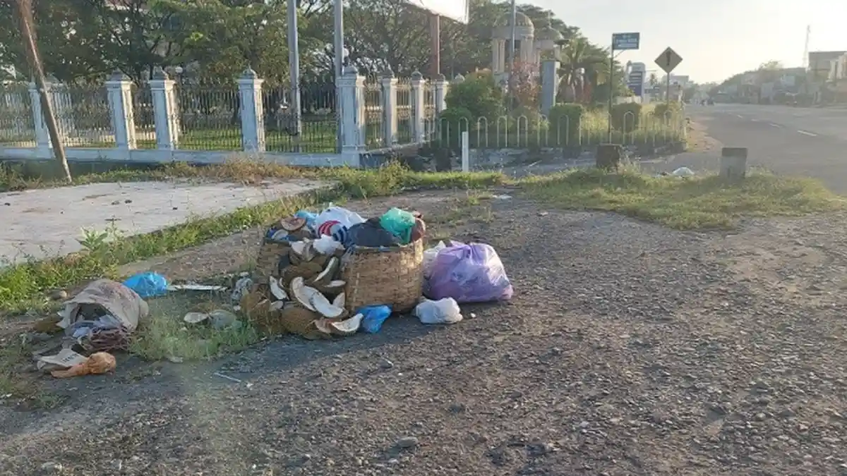 Warga Buang Sampah Dekat Kantor Bupati Bireuen