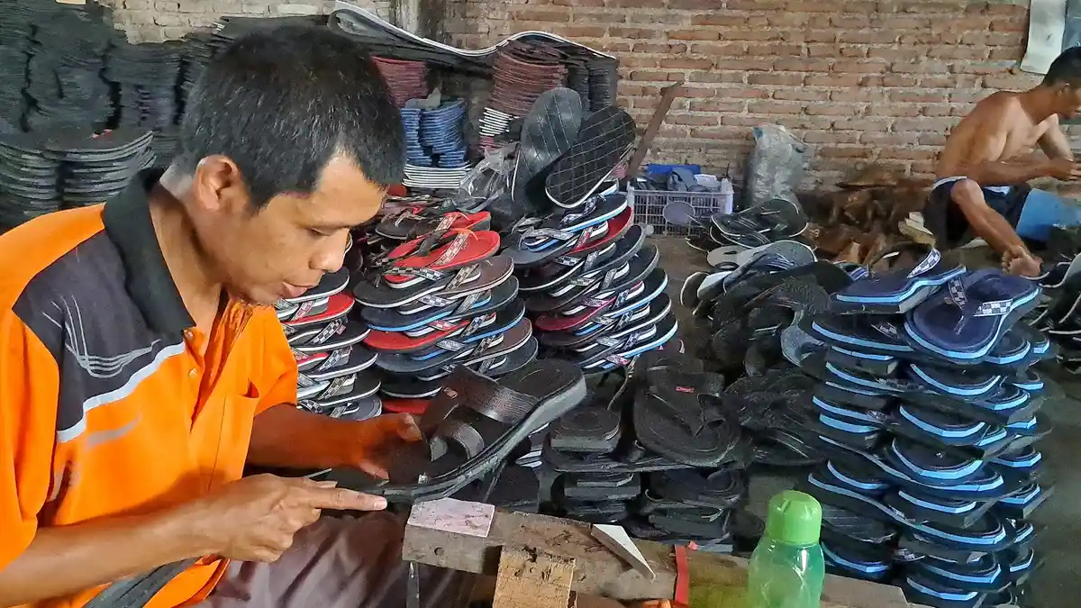 Warga Banyumas Olah Ban Bodol Jadi Kerajinan Sandal, Diminati Konsumen dari Jawa dan Luar Jawa