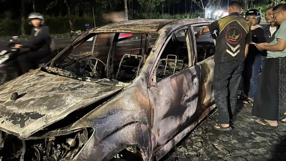 Mobil Avanza Terbakar Dekat SPBU Silayur Semarang: Warga Sempat Dengar Ledakan, 2 Orang Terluka