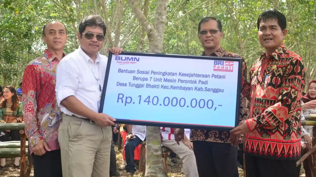 BRI Peduli Berikan 7 Unit Alat Perontok Padi di Desa Tunggal Bhakti Kembayan Sanggau