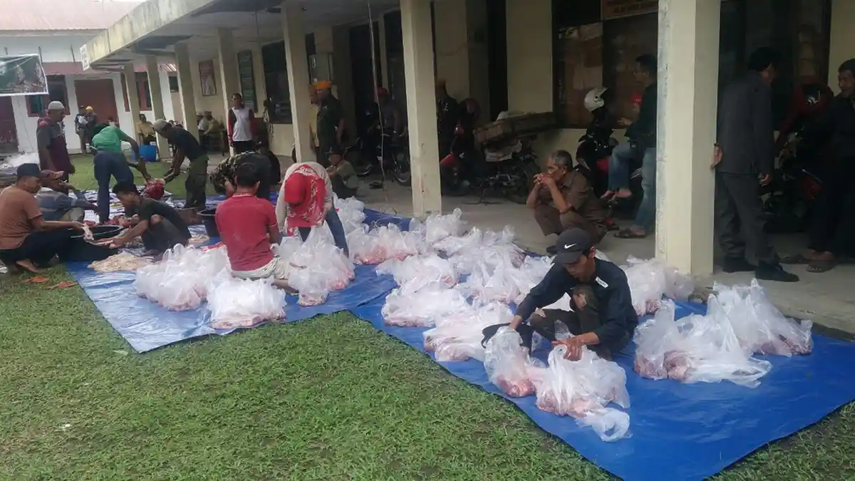 Ratusan Keluarga Veteran Terima Daging Kurban dari Pejabat