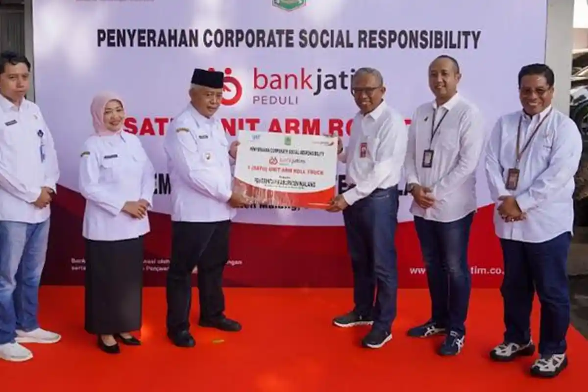 CSR Arm Roll Truck dari Bank Jatim, Dukung Kabupaten Malang Bebas Sampah