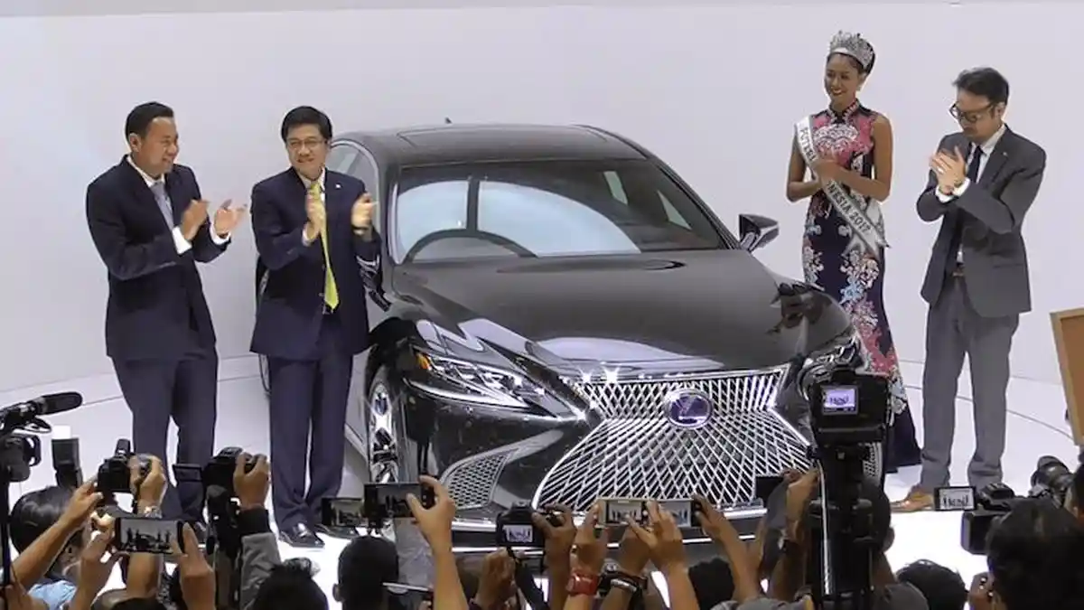 Lexus Luncurkan Mobil dengan Sistem Penerangan Unik