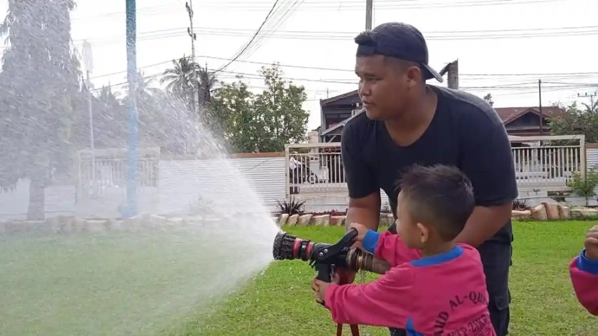 Damkar Kota Solok Kenalkan Alat Pemadam dan Bahaya Kebakaran kepada Murid TK