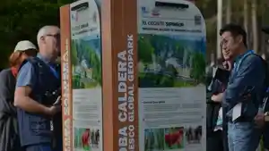 Awasi-Perairan-Danau-Toba-Dua-tim-asesor-dari-Unesco-saat-mengunjungi-Kaldera.jpg