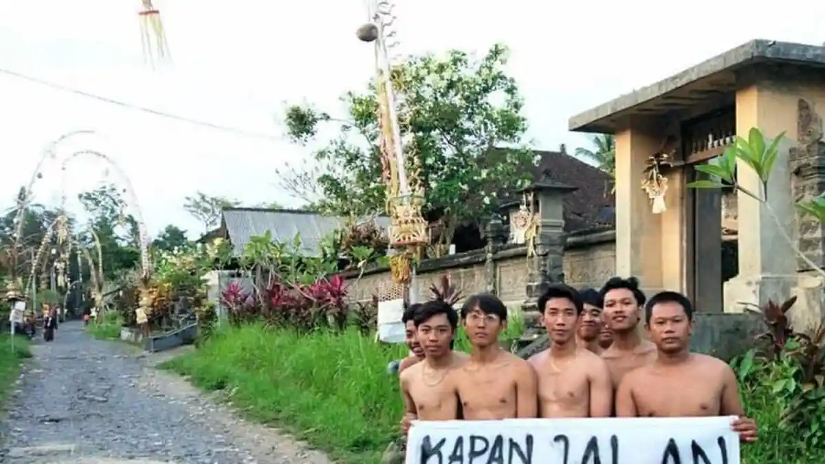 Tutupi Anunya dengan Benda Ini, Aksi Protes Sekelompok Pemuda Pancing Reaksi Netizen