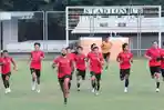 Para-pemain-Arema-FC-saat-melakukan-latihan-sprint-di-Lapangan-Universitas-Brawijaya-Malang.jpg