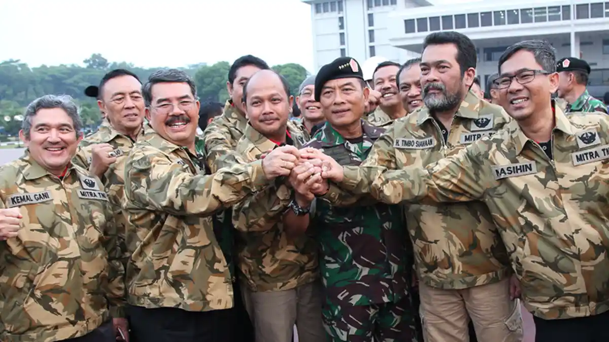 Panglima TNI Meyematkan Brevet dan Jaket Kepada Para Pemred Media