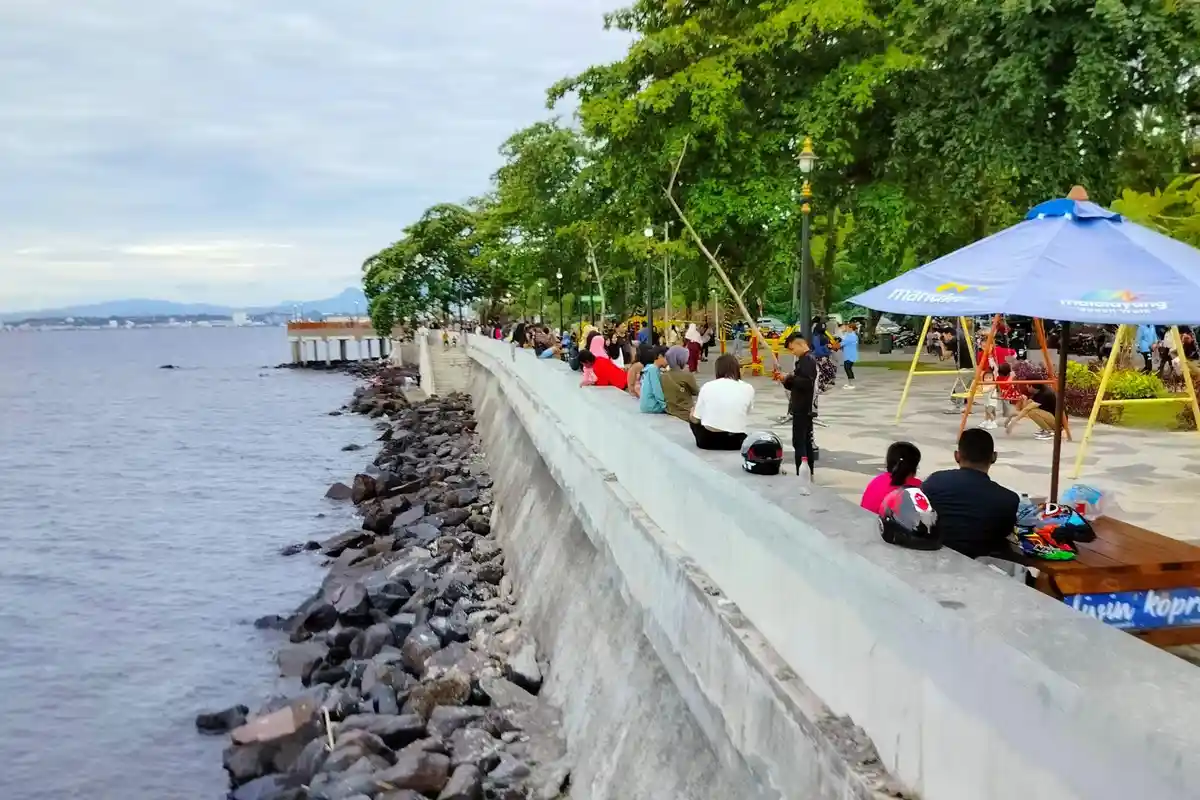 Hari Kedua 2023, Warga Manado Sulawesi Utara Masih Ramai Kunjungi Malalayang Beach Walk