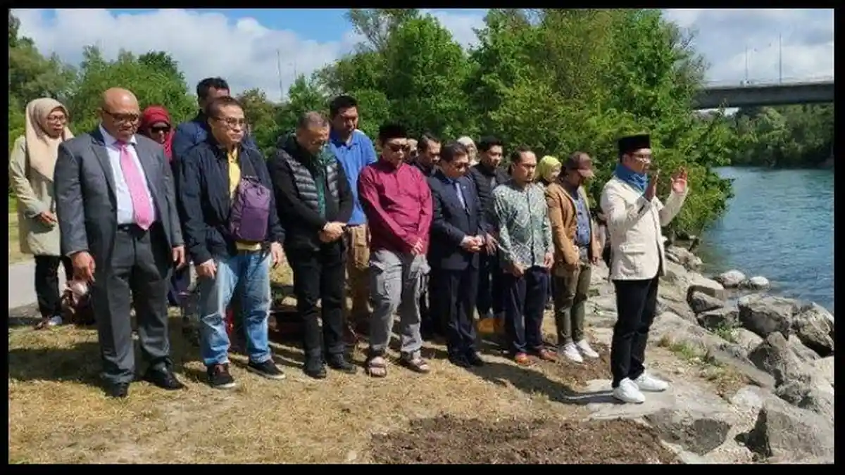 Momen Ridwan Kamil Hanyutkan Bunga Mawar di Sungai Aare Sebelum Pulang ke Indonesia