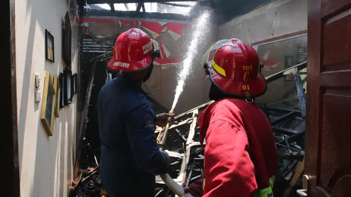 BPBD Turunkan 13 Unit Damkar untuk Padamkan Api yang Bakar 1 Unit Rumah di Enggal