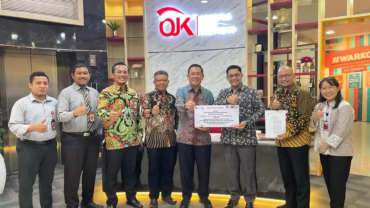 Dukung Penguatan Perbankan Syariah, OJK Serahkan SK BPR Artha Aceh Sejahtera Jadi BPRS