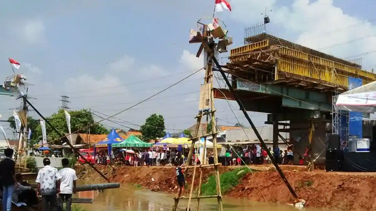 Pandemi Covid-19, Tidak Ada Lomba Panjat Pinang di Kalimalang