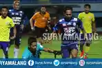 gelandang-arema-fc-hendro-siswanto-berebut-bola-dengan-kiper-persegres-gu-satria-tama_20171025_200147.jpg