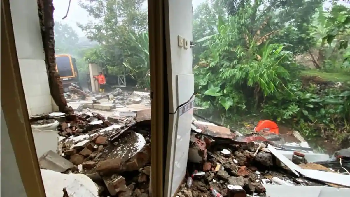 Sejumlah Rumah Warga Pudakpayung Roboh Sebagian Akibat Longsor Talud Sungai