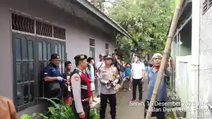 Petugas-menunjukkan-lokasi-buruh-harian-lepas-yang-ditemukan-tewas-di-atas-toren-air.jpg