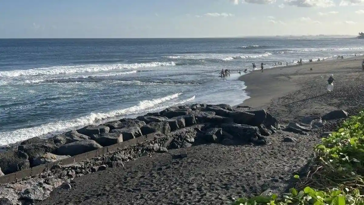 Cuma 12 Menit dari Pasar Sukawati Bali, Intip Eksotisnya Pantai Ini, Konon Pasir Hitamnya Berkhasiat