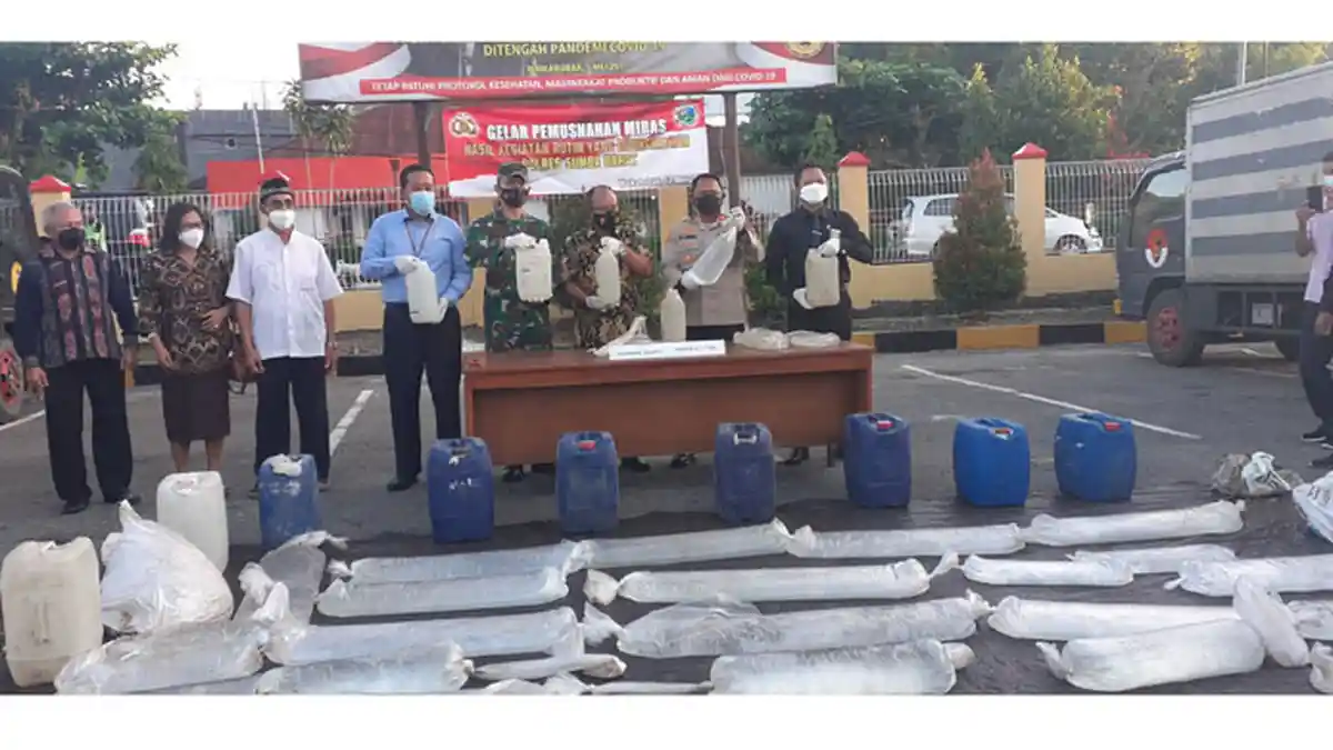 Bupati Sumba Barat Hadiri Pemusnahan 6,7 Ton Miras Di Polres Sumba Barat