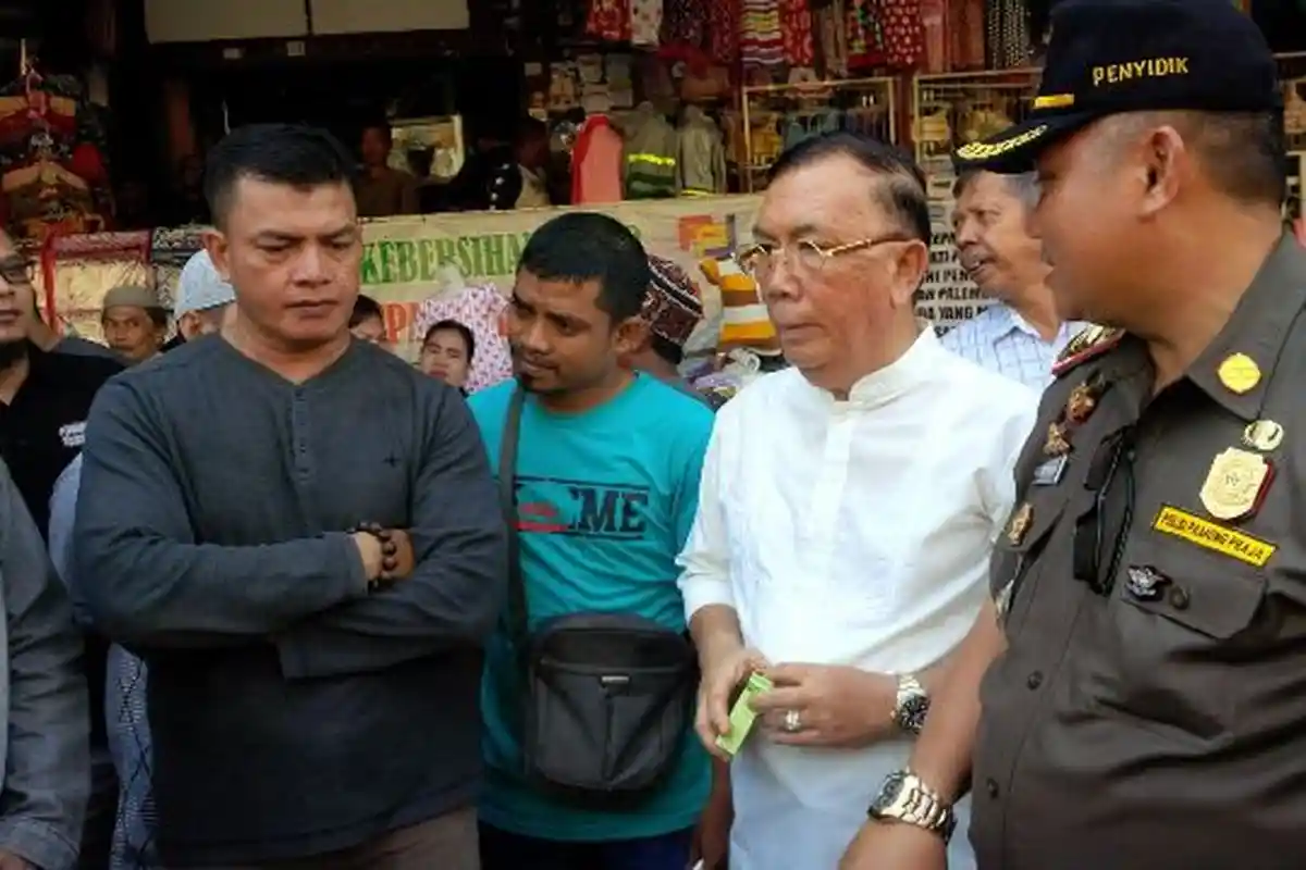 Pedagang Pasang Badan Tolak Penyegelan Kios Pasar 16 Ilir