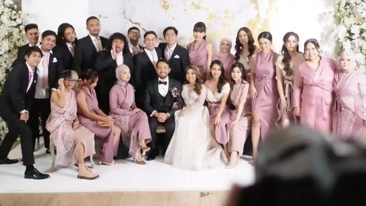 Kolaborasi 2 Desainer di Balik Gaun Pengantin Kiky Saputri