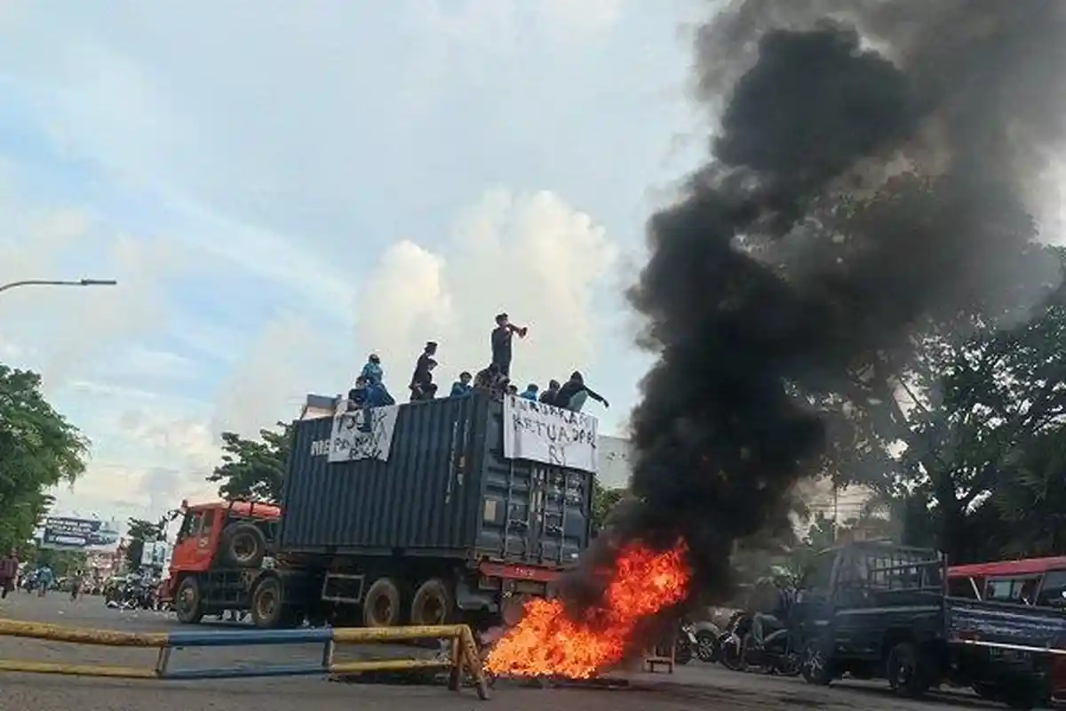 Demo Mahasiswa Tolak Jokowi 3 Periode di Makassar Ricuh, Istana Bogor Jadi Sasaran Aksi Jumat Besok