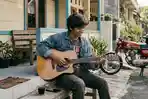 CHORD-GITAR-Anak-muda-bermain-gitar-di-depan-rumah.jpg
