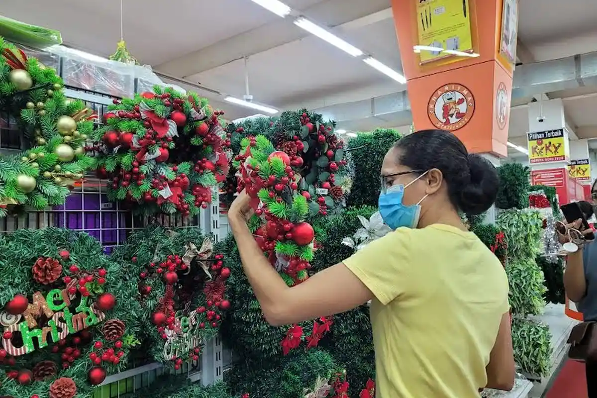 Natal 2022, Gantungan Pintu di Toko Kharisma Salah Satu Aksesoris Favorit Natal