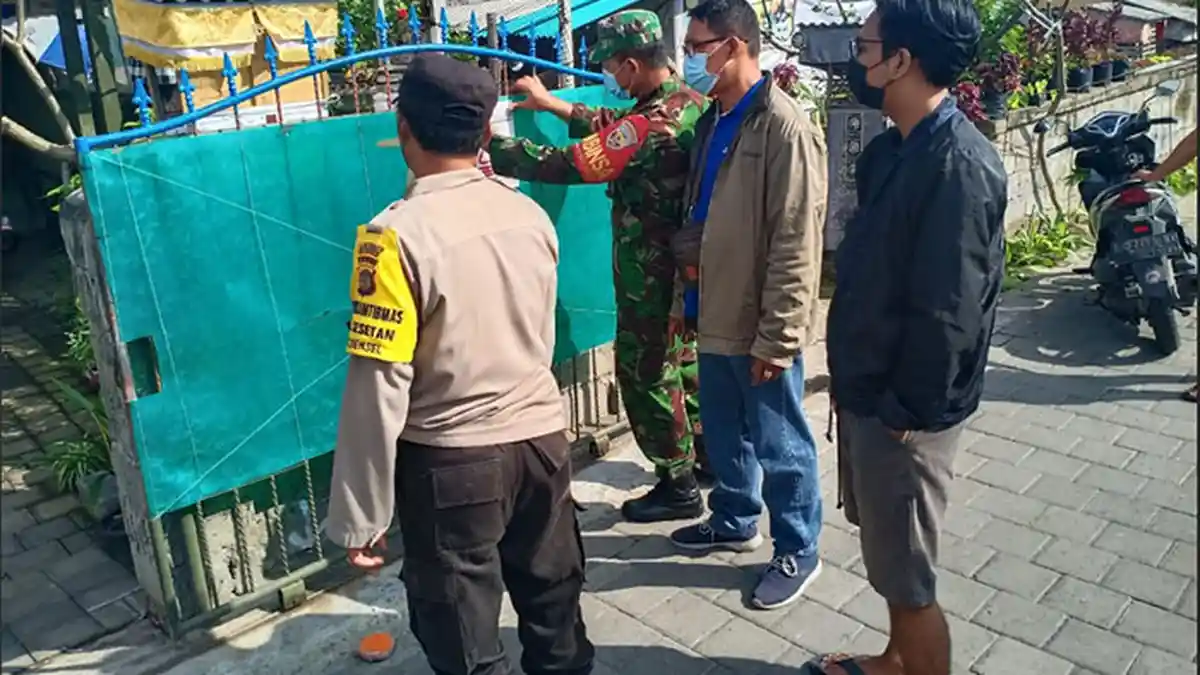 Satgas Covid-19 Sesetan Denpasar Pasang Stiker di Rumah Warga yang Sedang Melaksanakan Isolasi