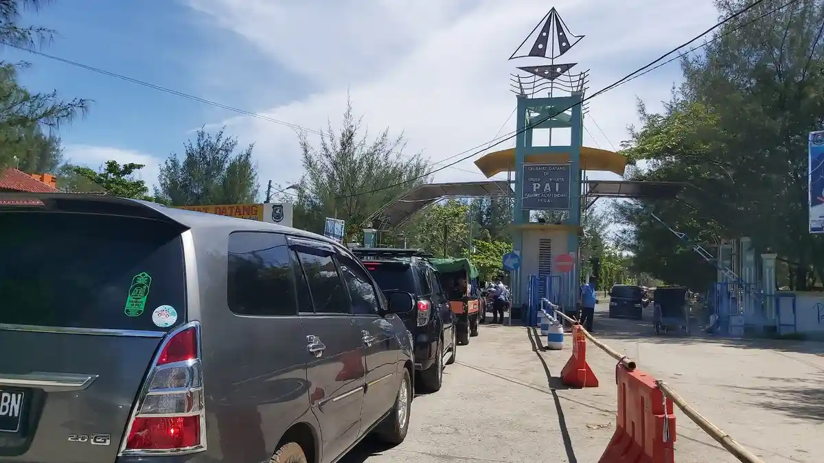 Libur Lebaran, Arus Lalu Lintas Kota Tegal Dipadati Kendaraan Wisatawan 