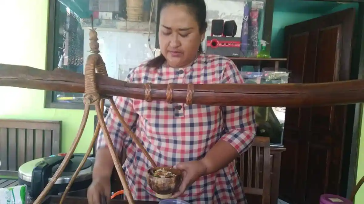 Kuliner Unik Soto Kudus di Warung Sri, Disajikan Pakai Batok Kelapa, Patut Dicoba