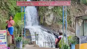 Air-Terjun-Lae-Pandaroh-ramai-dikunjungi-wisatawan-pada-saat-libur-panjang.jpg