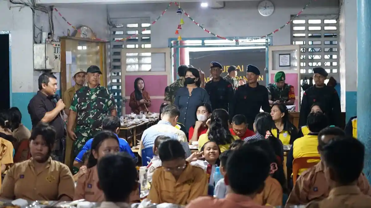 TNI-Polri Bersinergi Bagikan Makan Bergizi Gratis untuk Anak Sekolah di Medan