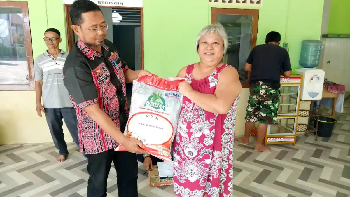 Penggurus Masjid Mujahidin Sanggau Salurkan Beras Subsidi ke Masyarakat