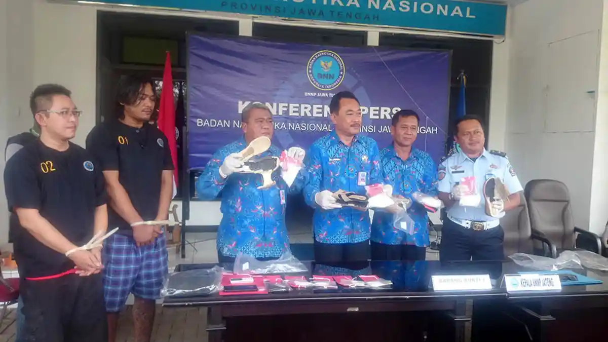 Pria Bertubuh Kekar Bawa Sandal Wanita Ditangkap BNNP Jateng