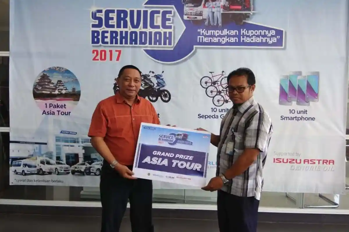 Dua Konsumen Setia Astra Isuzu Lampung Raih Hadiah Program Service Berhadiah 2017