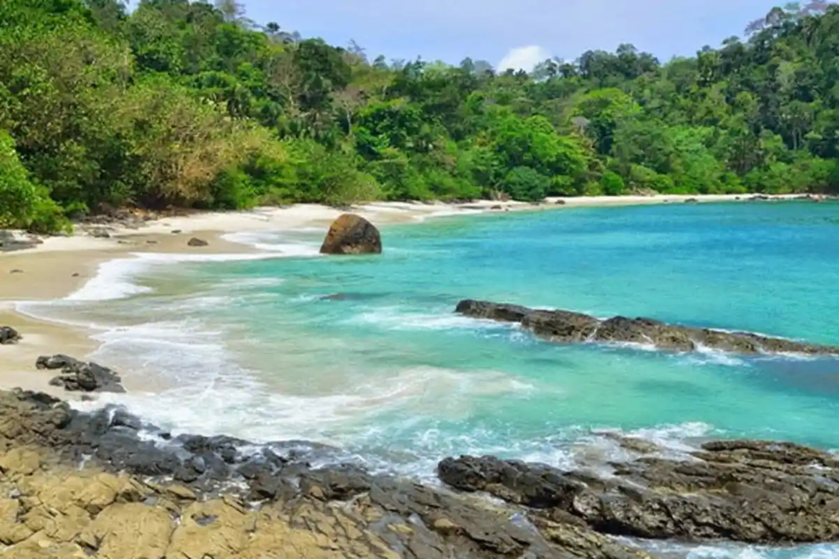 Tak Melulu Putih, Ini 9 Pantai yang Punya Pasir Berwarna Indah, Ternyata Ada yang di Indonesia