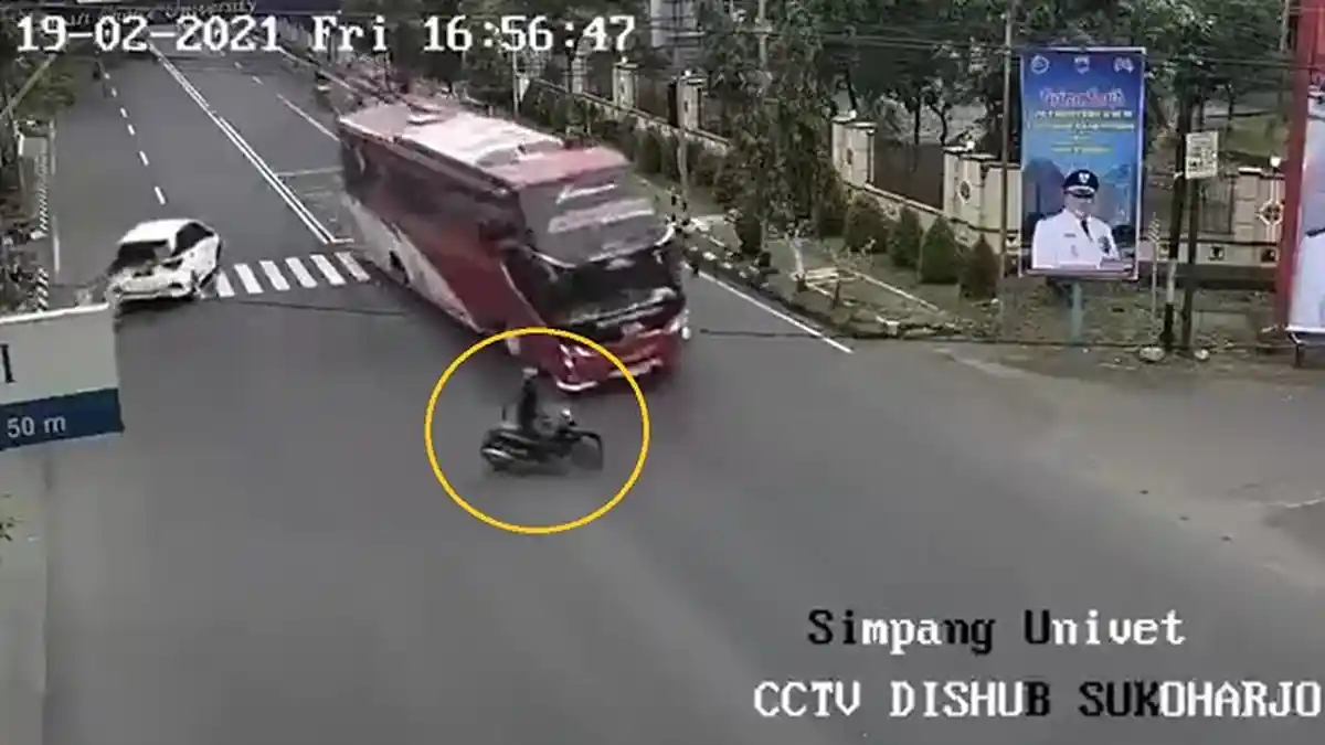 VIDEO : Bus Sudiro Tungga Jaya Tabrak Motor, Banting Kiri Hantam Pagar Pemkab Sukoharjo hingga Jebol
